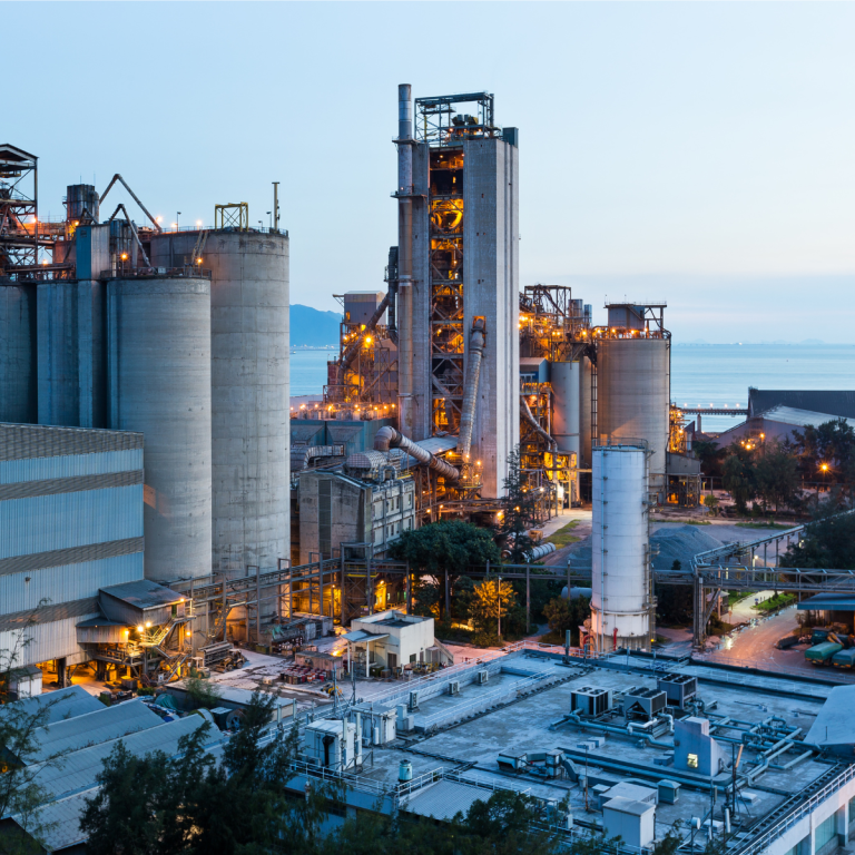 Für die Industrie – Verlässlicher Partner für Großmengen Große Industrieanlage mit Silos und Rohren, steht für industrielle Anforderungen und Massenbedarf.