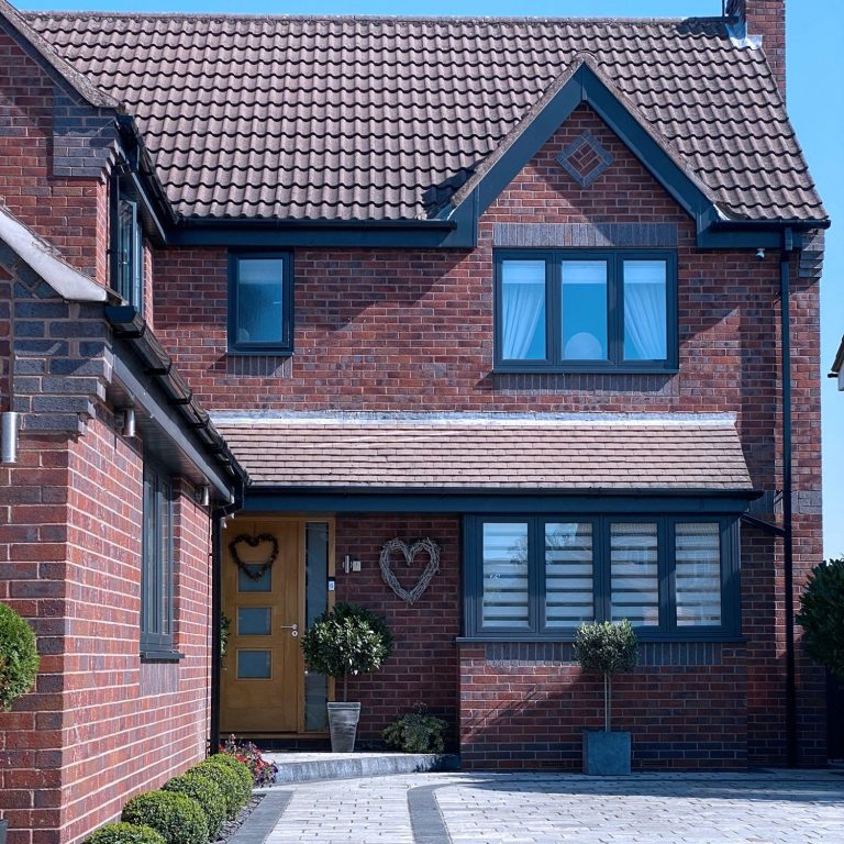 Für Privatkunden – Qualität für Haus und Garten Einfamilienhaus mit Vorgarten, symbolisch für Renovierung und Bauprojekte im privaten Bereich.